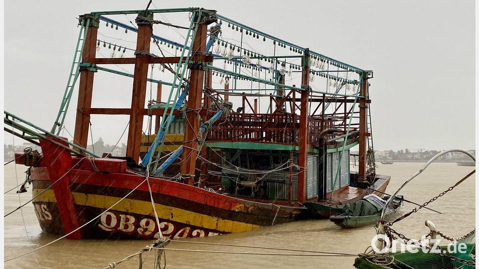 Nach dem Sturm werden auch mehrere Fischer auf dem Meer vermisst. Bild: Võ Thị Dung/VNA/AP/dpa