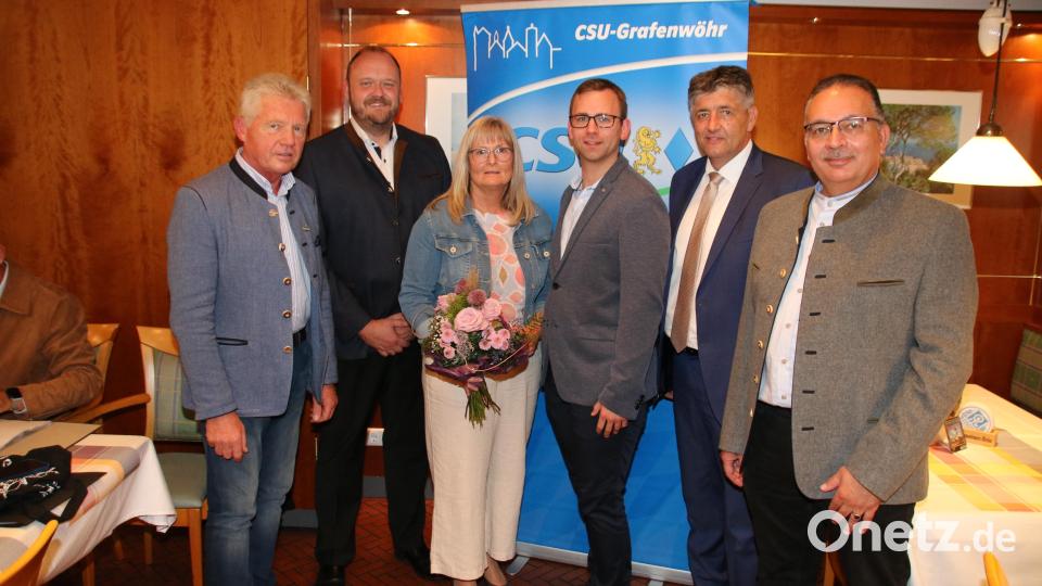 Die Kommunalwahl fest im Blick: Kreistagskandidat Gerald Morgenstern, Landrat Andreas Meier, die Kreistagskandidaten Anita Heßler, Stefan Pappenberger, Edgar Knobloch und Ortsvorsitzender Jürgen Hofmann (von links). Bild: sne