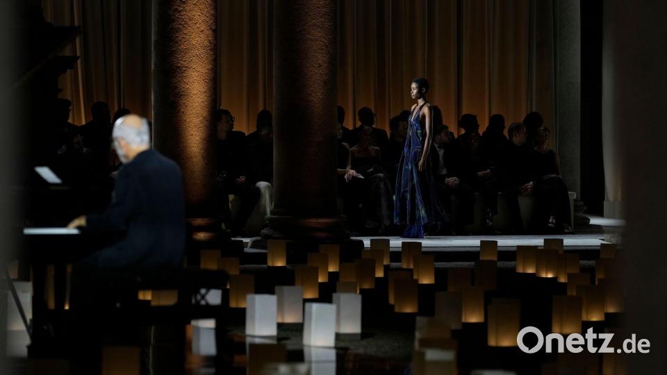 Ein Model trägt im Rahmen der Mailänder Modewoche eine Kreation von Giorgio Armani aus der Kollektion Frühjahr/Sommer 2026. Bild: Luca Bruno/AP/dpa