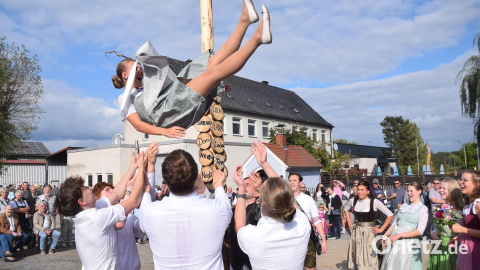 Das ist schon eine erste Prüfung für die Hannah als Oberkirwamoidl. Bild: fz