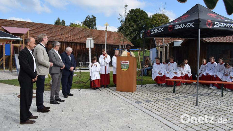 Pfarrer Savari erteilte der neuen Dorfmitte den kirchlichen Segen. Als Ehrengäste waren dabei (von links) Stellv. Abteilungsleiter ALE Alexander Lukas, MdL Alexander Flierl, MdL Martin Scharf und Bürgermeister Johann Wilhelm. Bild: bnr