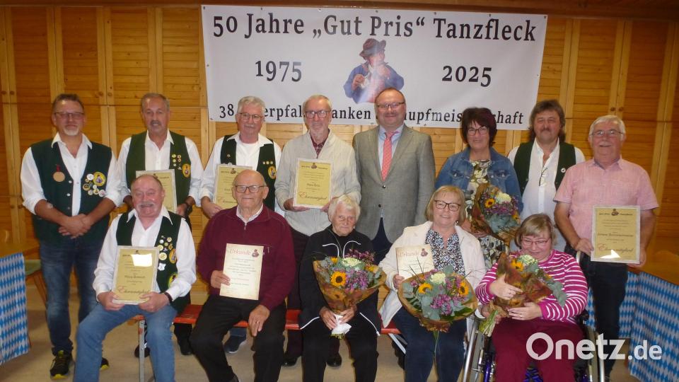 Treue Mitglieder ehrte Vorsitzender Josef Fellner mit Bürgermeister Uwe König (Zweiter und Vierter von rechts). Jupp Schirbl (Dritter von links) wurde zum Ehrenvorsitzenden ernannt. Bild: bk