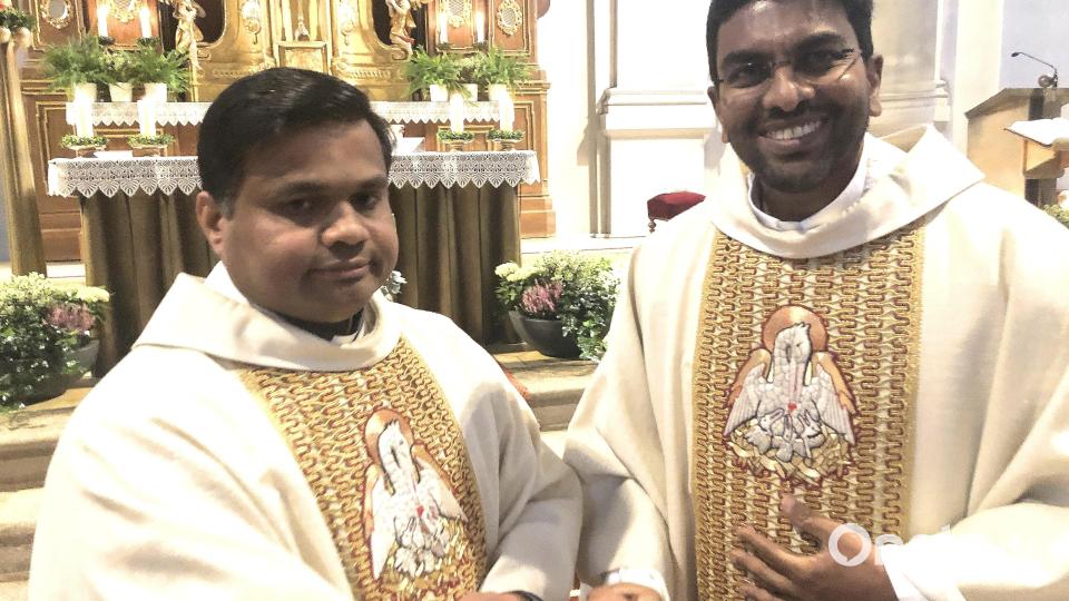 In Fuchsmühl und Friedenfels wirken auch weiterhin zwei Geistliche aus Kerala in Indien: Pfarrer Martin und Vikar Joseph (von links). Bild: wro