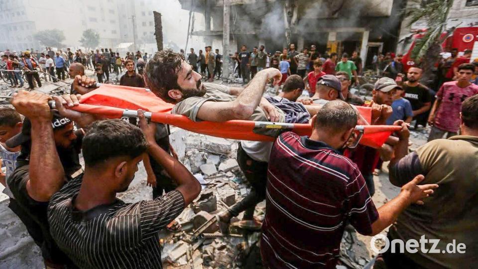Menschen tragen einen Mann, der bei einem israelischen Luftangriff in Gaza verletzt wurde. Bild: Hasan Alzaanin/TASS via ZUMA Press/dpa