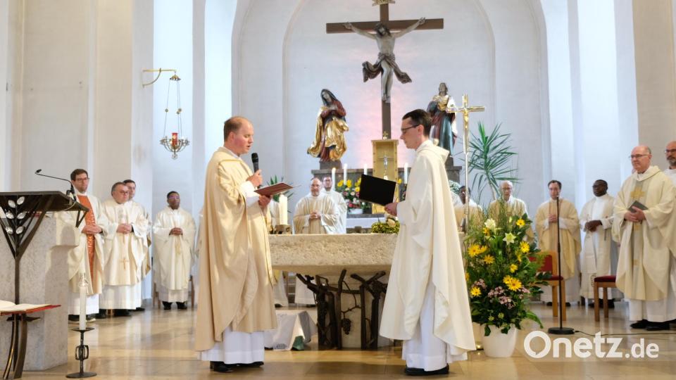 In Vertretung des Bischofs führte Prodekan Stefan Wagner den neuen Pfarrherrn (rechts) in sein Amt ein. Bild: mab