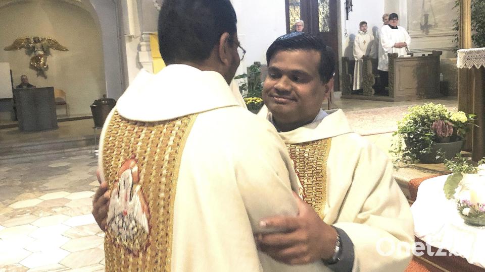 Pfarrer Martin und Pater Joseph, der neue Pfarrvikar (von rechts), waren Studienkollegen in Indien. Die Seelsorger wohnen jetzt im Vinzentinerkloster in Fuchsmühl. Bild: wro
