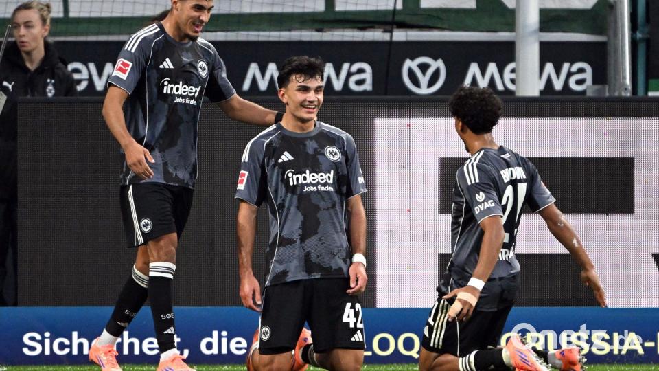 Möchte auch in Madrid jubeln: Eintracht Frankfurts Juwel Can Uzun (M). Bild: Federico Gambarini/dpa