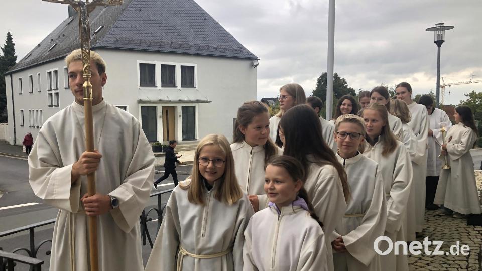Begleitet wurden Kirchenzug und Gottesdienst von den Ministraten aus Fuchsmühl und Friedenfels. Bild: wro