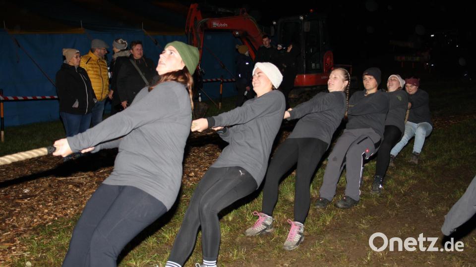 Auch die Frauen hängen sich beim Seilziehen voll rein. Bild: pi