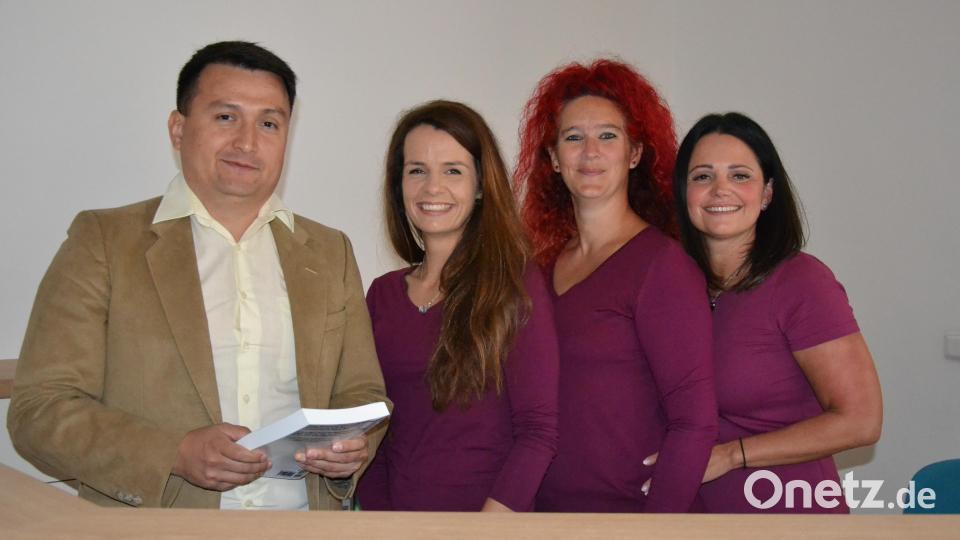 Doktor David Karaba steht mit seinem Team, den Medizinischen Fachangestellten Ludmila Wielgoszová, Nicole König und Christina Haberkorn (von links), hinter der Empfangstheke in seiner frisch umgebauten Hausarztpraxis in Waldsassen. Bild: as