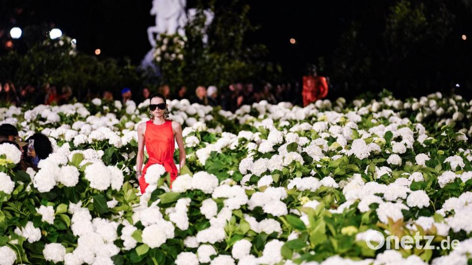 Pariser Laufsteg zwischen Blumen: Saint Laurent zeigt Frühjahr/Sommer-Kollektion 2026 Bild: Aurelien Morissard/AP/dpa