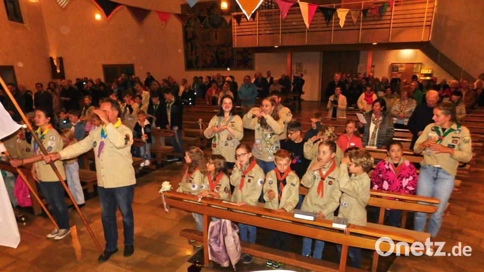 Bei der Pfadfinder-Hymne „Flinke Hände, flinke Füße“ wurde im Festgottesdienst mit Begeisterung gesungen und rhythmisch geklatscht. Bild: whü
