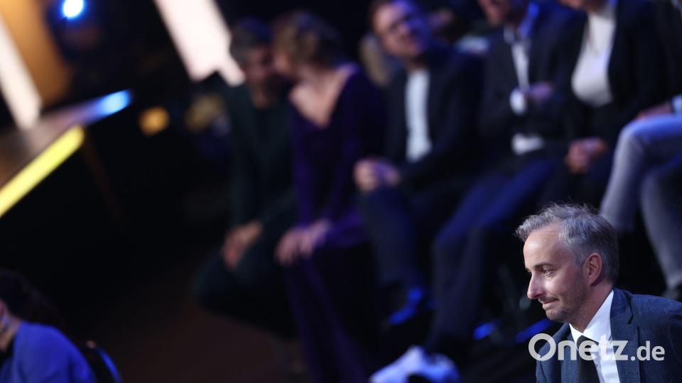 Jan Böhmermann sagt den Auftritt von Rapper Chefket bei seiner Ausstellung in Berlin wegen Antisemitismus-Vorwürfen ab. Bild: Rolf Vennenbernd/dpa