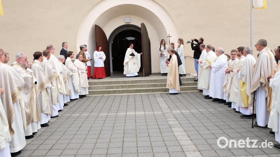 Nach der Zeremonie der Schlüsselübergabe öffnet der neue Pfarrherr die Kirchentüre. Bild: mab