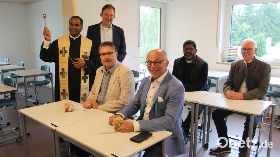 Stellvertretender Landrat Albert Nickl, Bürgermeister Wolfgang Bock (vorne, von rechts), Kirchenpfleger Josef Meckl und Pfarrvikar Dr. John Palathinkal (hinten, von rechts) nehmen bei der Segnung durch Pfarrer John Subash Vincent schon mal Platz. Hinten rechts Pfarrgemeinderatssprecher Bernhard Lang. Bild: pi