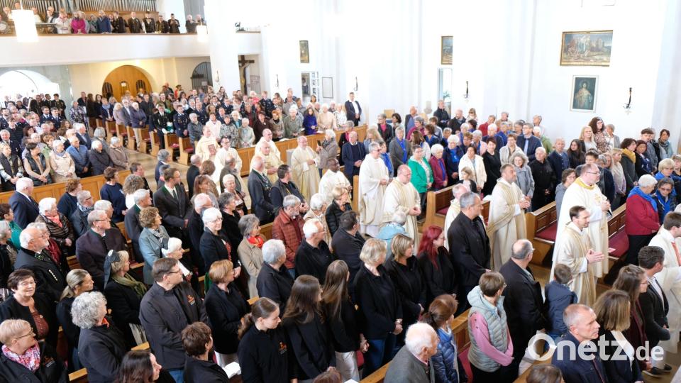 In ein brechend volles Gotteshaus durfte Pfarrer Moosbauer einziehen. Bild: mab