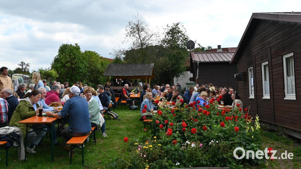 An den Ferienhäuschen boten sich sonnige Plätze an, die Fläche war als Biergarten hergerichtet Bild: war