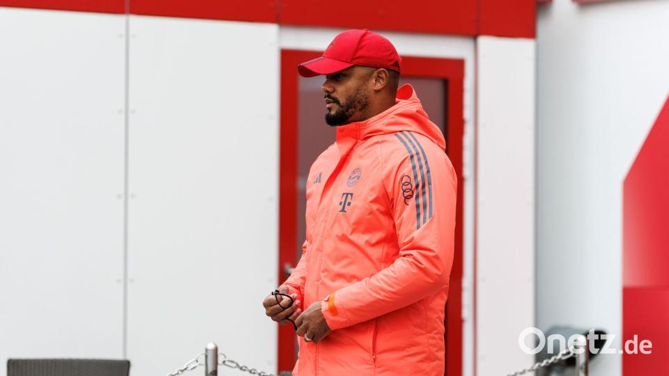 Die dicke Jacke durfte Trainer Vincent Kompany daheim lassen. Bild: Matthias Balk/dpa