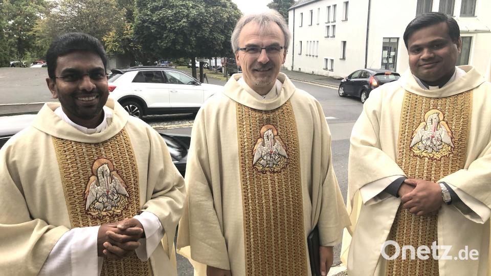 Der Pfarrer und Prodekan aus Erbendorf, Martin Besold (Bildmitte), freute sich über die Amtseinführung von Pfarrer Martin (rechts) und die Vorstellung des neuen Pfarrvikars, Pater Joseph, die beide aus Indien stammen und in Fuchsmühl im Vinzentinerkloster (hinten rechts) leben werden. Bild: wro