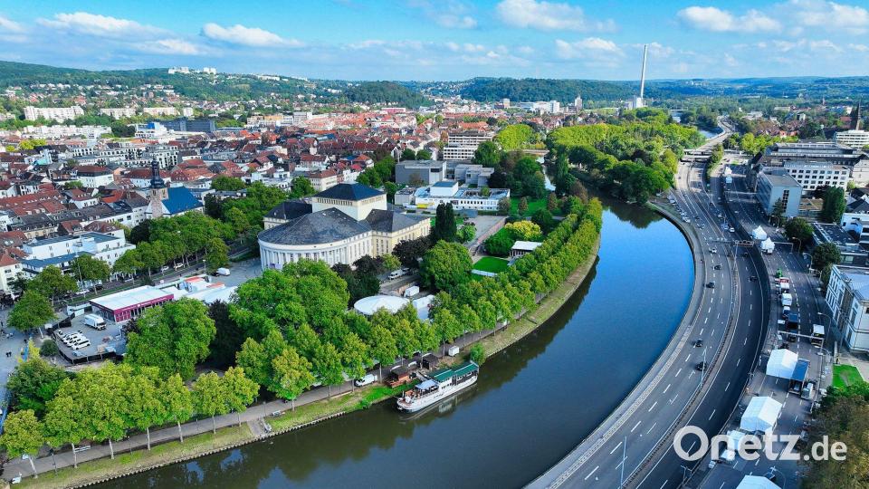 Saarbrücken: Luftaufnahme zeigt erste Aufbauarbeiten für 3. Oktober rund um Landtag und Staatstheater Bild: Laszlo Pinter/dpa
