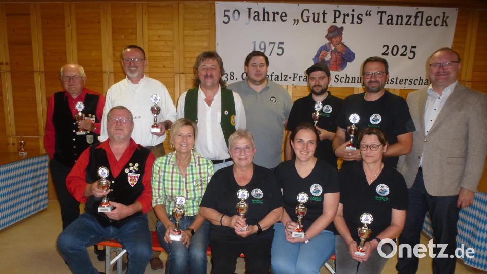 Acht Mannschaften und 26 Einzelschnupfer kämpften um die Pokale. Der SC Latsch in dunklen Trikots sahnte kräftig ab. Es gratulierten Gut-Pris -Chef Josef Fellner, Verbandspräsident Andreas Künkel (Dritter und Vierter von links)und Schirmherr Uwe König (rechts) gratulieren. Bild: bk