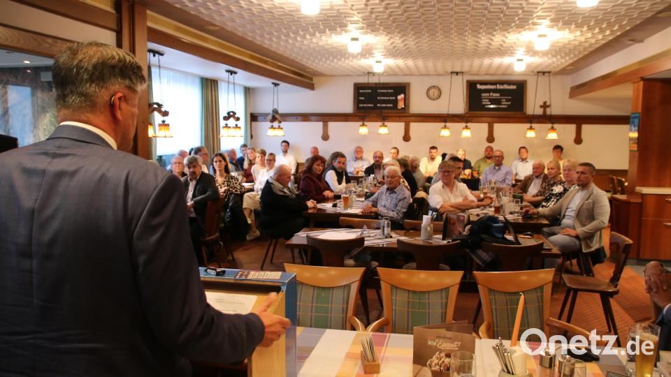 Die CSU aus Grafenwöhr und den Nachbarorten lauschte gebannt Edgar Knoblochs Worten. Bild: sne