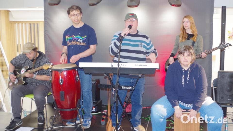 Die fünf Musiker der Inklusionsband „FunkenStein Project“ hauten immer wieder Gassenhauer von den Toten Hosen und der Münchner Freiheit in den Raum. Bild: Michael Meier
