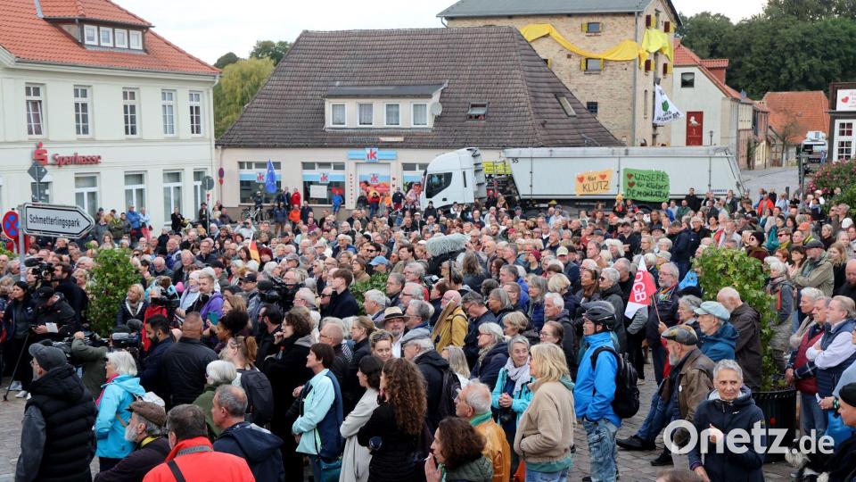 Rund 500 Menschen nahmen laut Polizei an der Veranstaltung auf dem Klützer Marktplatz teil, die vom Pen Berlin organisiert worden war. Bild: Bernd Wüstneck/dpa