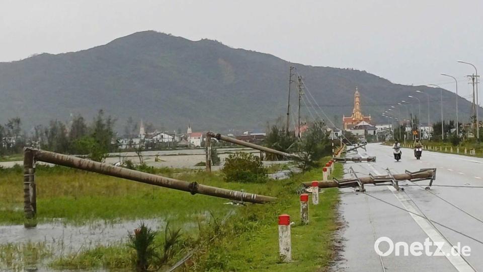 Viele Strommasten knickten in dem Sturm um. Bild: Viet Hoang/VNExpress/AP/dpa