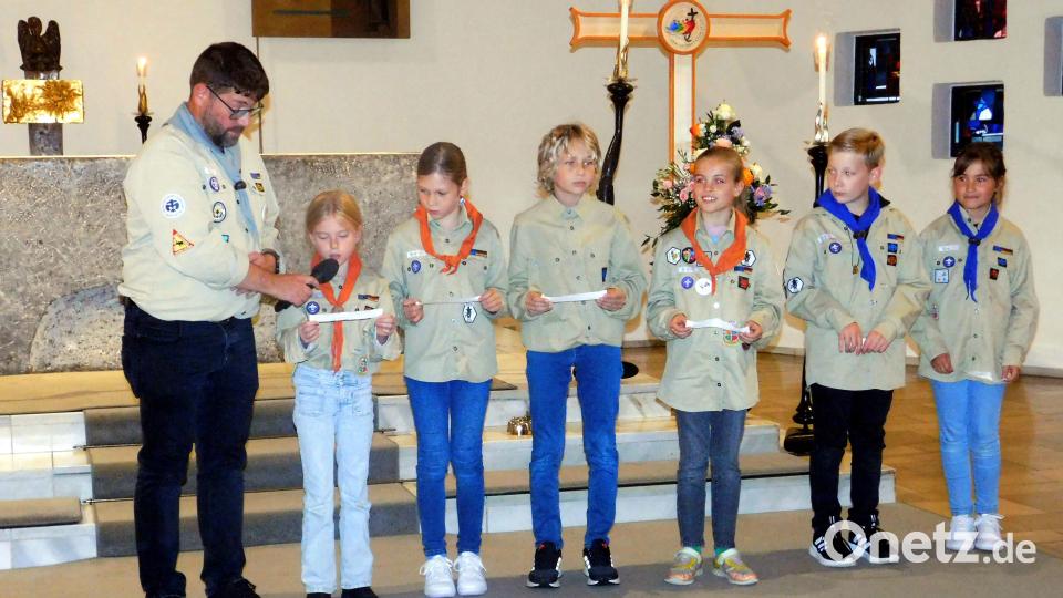 Fürbitten lasen Eva Heier, Melissa Konzcalla, Lukas Busch, Friederike Buchbinder, Paul Prechtl und Frieda Hermann. Bild: whü