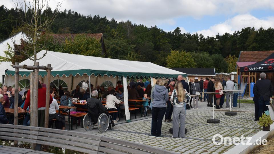 Der vergangene Sonntag war für die Ortschaft Weidenthal ein Festtag: Die Dorferneuerung konnte abgeschlossen und der neue Dorfplatz eingeweiht werden. Bild: bnr