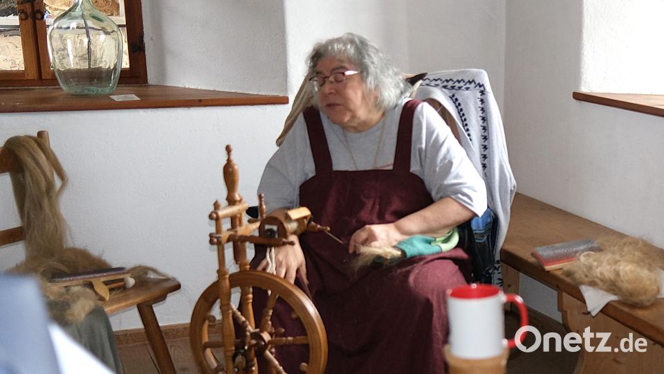 „In der Stube“ des Denkenbauernhofes saß Peggy Semmelmann am Spinnrad und verarbeitete die angelieferten Fasern zum Garn. Bild: Hirsch