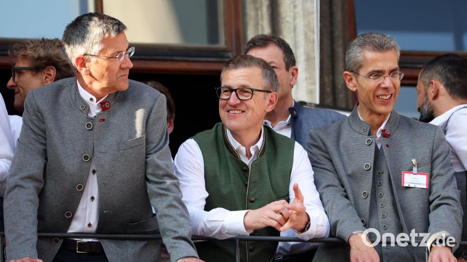 Finanzvorstand Michael Diederich (r) verlässt den FC Bayern. (Archivbild) Bild: Karl-Josef Hildenbrand/dpa