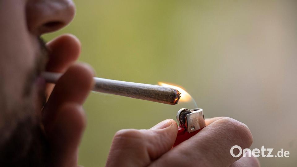 Kiffen ist seit April 2024 mit vielen Vorgaben für Erwachsene legal. (Archivbild) Bild: Hannes P Albert/dpa