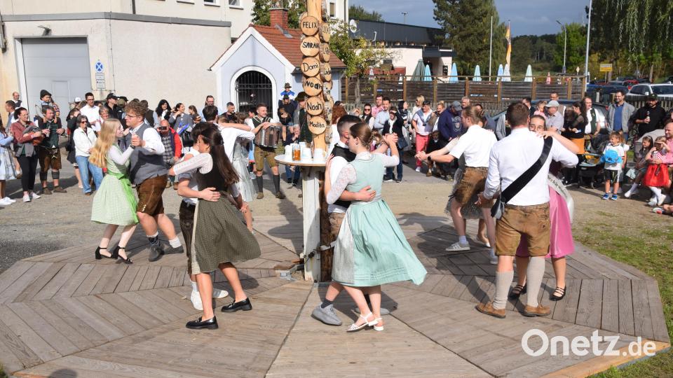 Sieben Kirwapaare tanzen die Kirwa aus. Bild: fz
