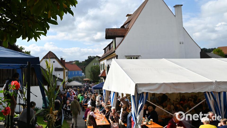 Der Blick vom Garten in Richtung Hofeinfahrt zeigt auf, dass die Familie Beutner mit ihrem Hoffest im Herbst einen Volltreffer landet. Bild: war