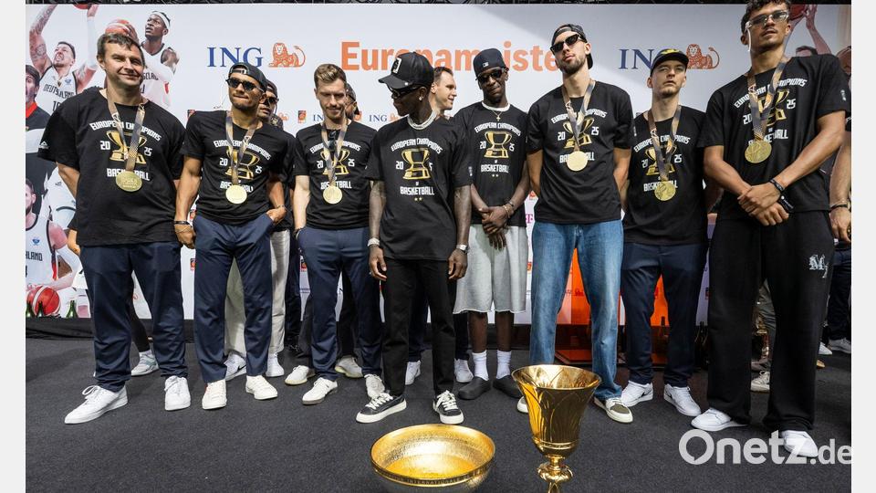Die Europameister feiern mit ihren Trophäen. Bild: Boris Roessler/dpa