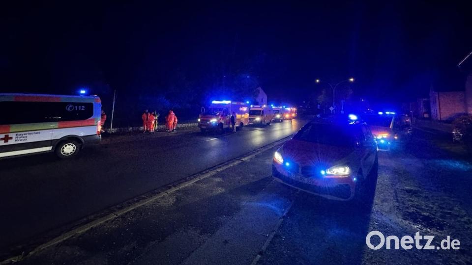 Samstagnacht eilten viele Einsatzkräfte nach Pfreimd, weil auf der Kirwa Pfefferspray versprüht wurde. Die Fahrzeuge sammelten sich rund um den Friedhof. Bild: Geitner/exb