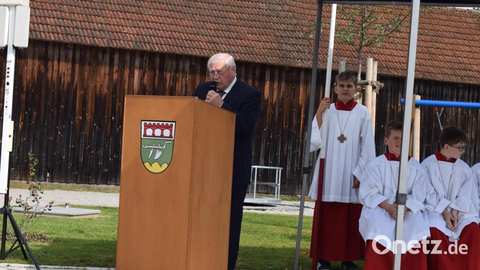 Bürgermeister Johann Wilhelm dankte allen Beteiligten für ihren Einsatz zum Gelingen der Dorferneuerung in Weidenthal. Bild: bnr