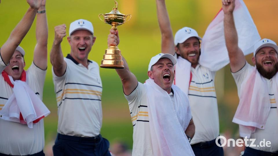 Team Europas Rory McIlroy halt dem Sieg im Ryder Cup auf dem auf dem Bethpage Black Golfplatz die Trophäe. Bild: Seth Wenig/AP/dpa