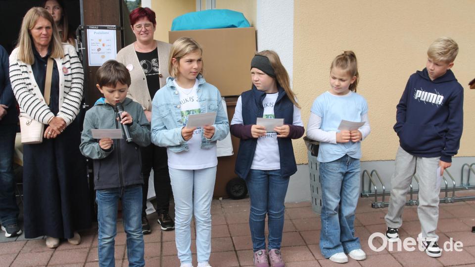 &quot;Schön, dass ihr da seid und diesen Moment mit uns feiert&quot;: Die &quot;Naturkinder&quot; heißen die Gäste willkommen. Bild: pi