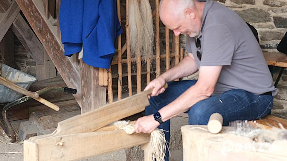Beim „Brecheln“ wird die Struktur des Stengels in Stücke zerbrochen. Bild: Hirsch