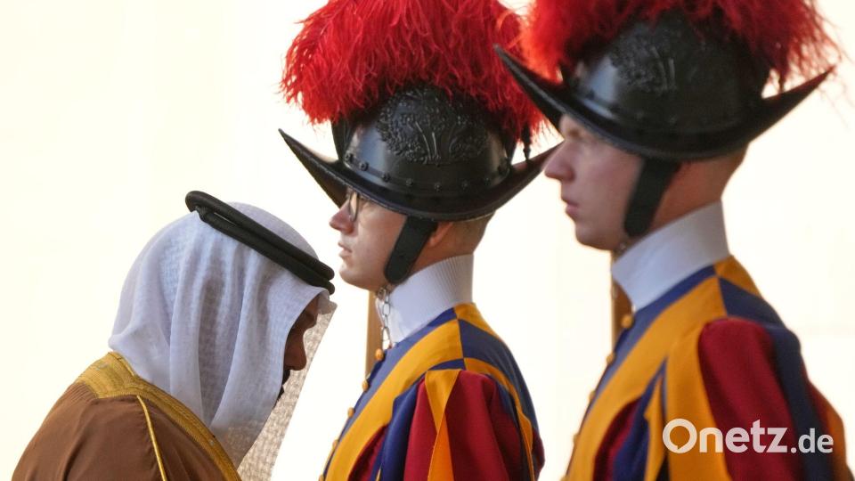 Vatikan: Begegnung zwischen bahrainischer Delegation und Schweizergardisten bei Papst-Besuch. Bild: Gregorio Borgia/AP/dpa