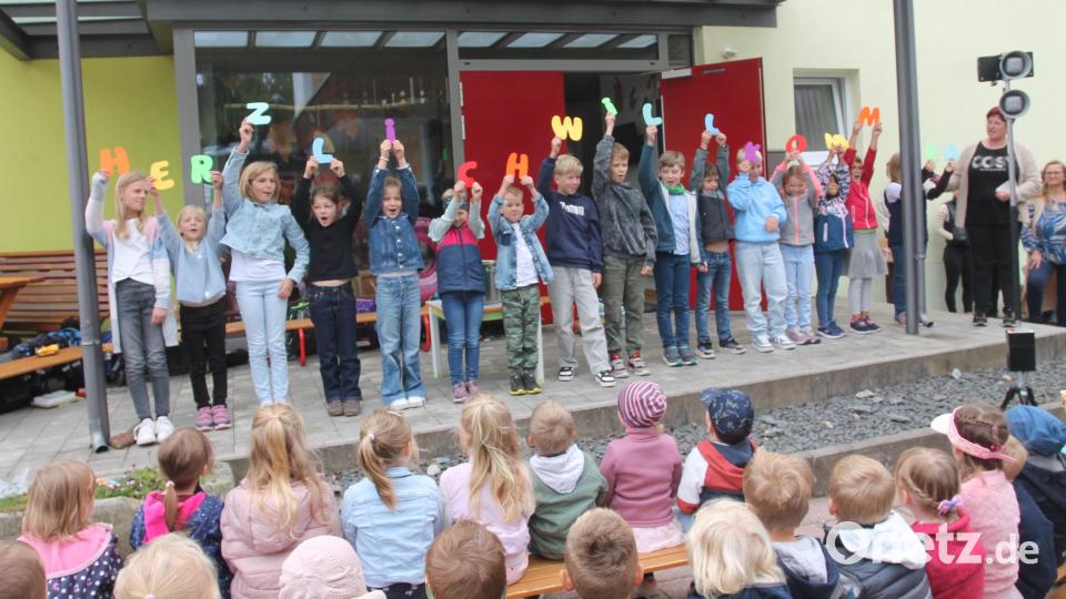 &quot;Herzlich willkommen&quot; heißen die &quot;Naturkinder&quot; ihre Gäste. Bild: pi