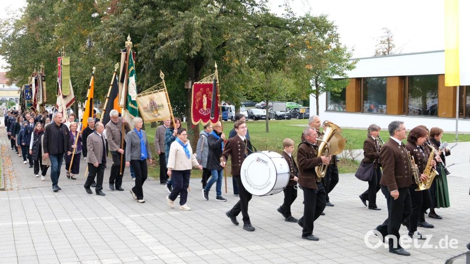 Im feierlichen Festzug wurde der neue Pfarrer zu &quot;seiner Kirche&quot; begleitet. Bild: mab