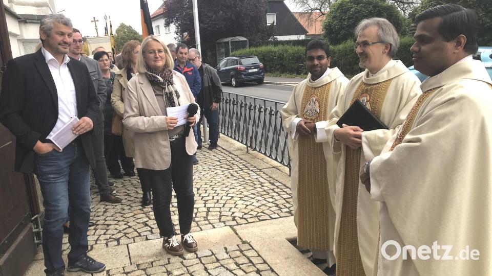 Begrüsst wurden die Geistlichen an der Pforte der Fuchsmühler Wallfahrtskirche von den Pfarrgemeinderatssprechern Uwe Heider (Friedenfels) und Silke Bächer aus Fuchsmühl. Bild: wro