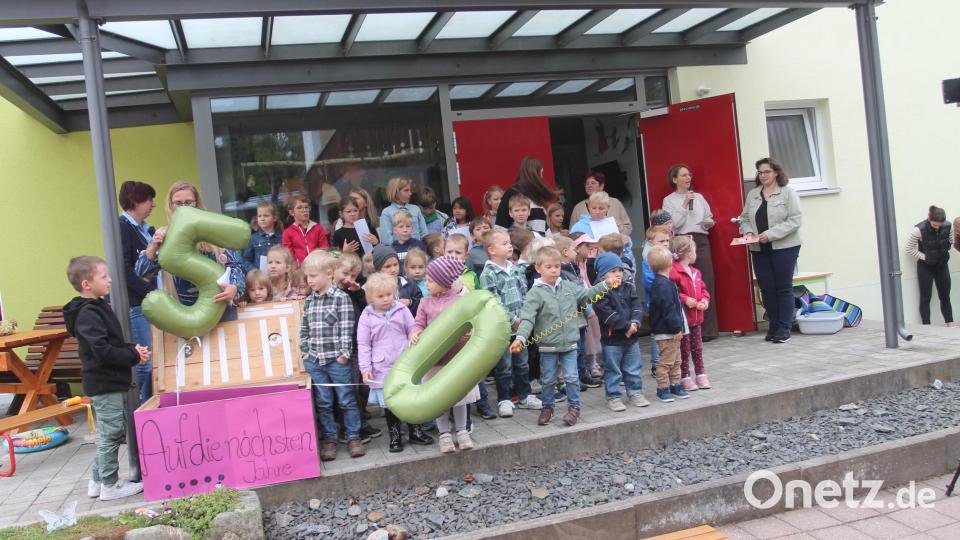 &quot;Auf die nächsten 50 Jahre!&quot;: So lange besteht inzwischen das Kinderhaus. Bild: pi