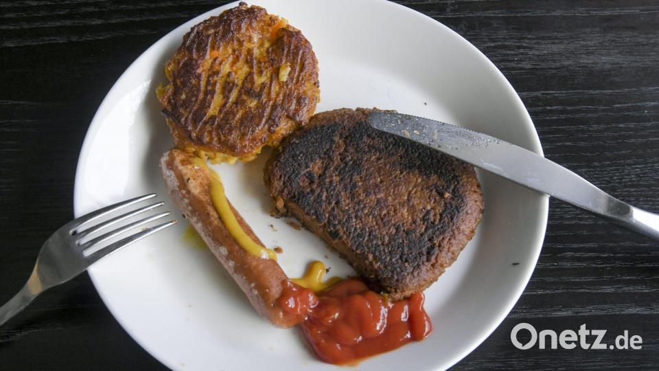 Diese Bouletten und Würstchen sehen aus wie echtes Fleisch, sind aber aus pflanzlichen Ersatzprodukten hergestellt. (Archivbild) Bild: Markku Ulander/Lehtikuva/dpa