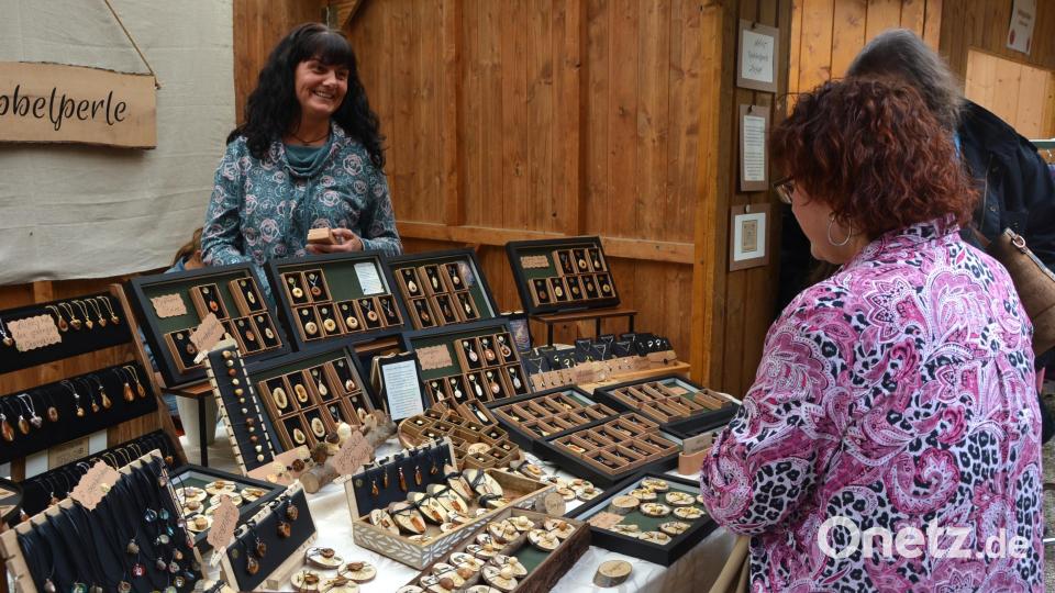 Kathrin Wührl war erstmals mit ihrem Verkaufsstand zu Gast, gefragt war ihr Schmuck aus Baumperlen und Holz. Bild: Josef Rosner