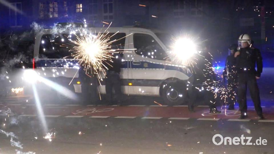 Angriffe zu Silvester auf Beamte sorgen für Schlagzeilen - doch viele werden auch Opfer von Online-Beleidigungen. Bild: Julius-Christian Schreiner/TNN/dpa